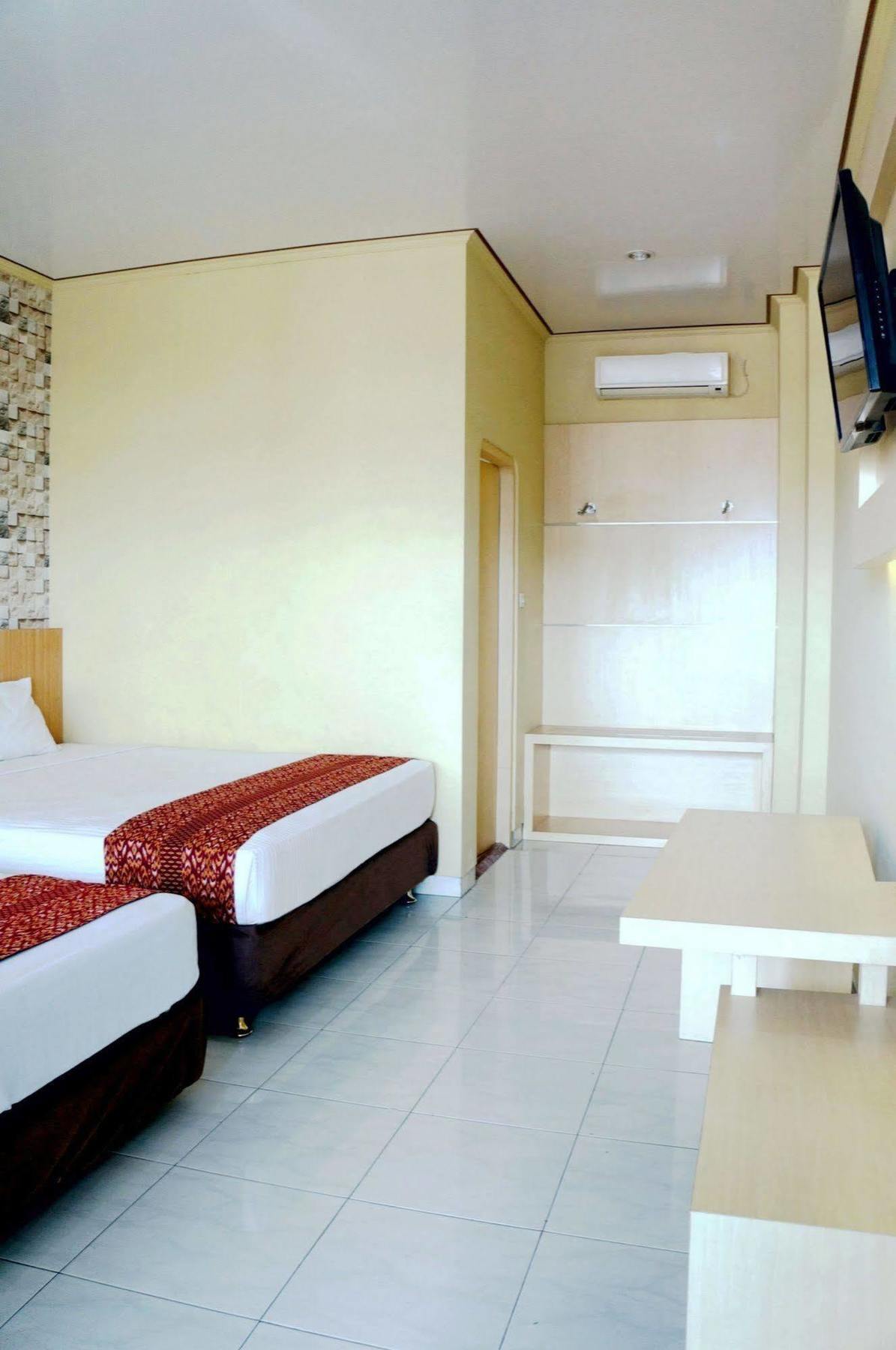 Hotel Airlangga 3*